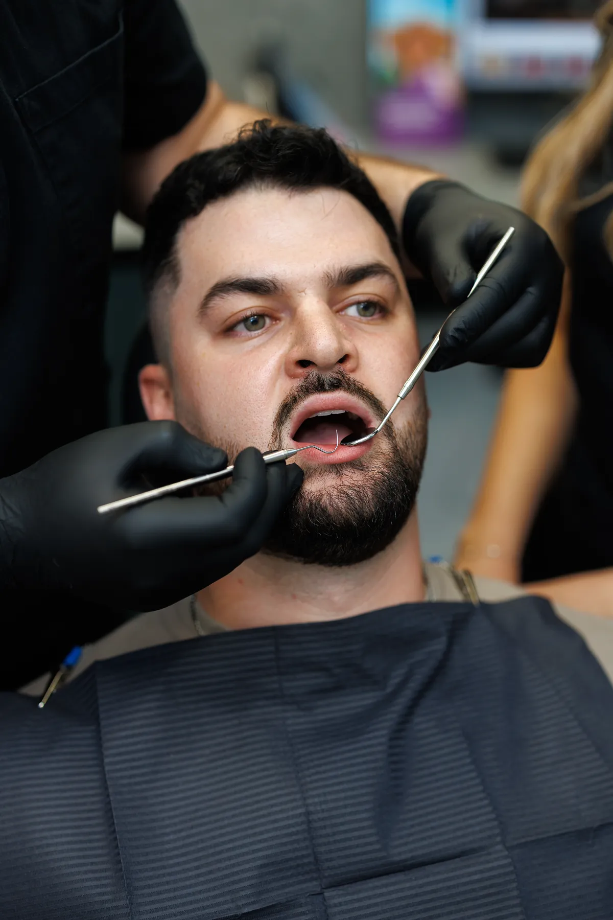 Paziente soddisfatto nello studio Dentista+